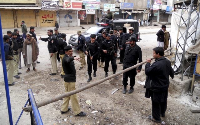 Pakistani police commandos cordon off an area following a blast in Hangu, Pakistan on Friday, Feb 1, 2013. (photo credit: AP/Abdul Basit) Pakistani police commandos cordon off an area following a blast in Hangu, Pakistan on Friday, Feb 1, 2013. (photo credit: AP/Abdul Basit)