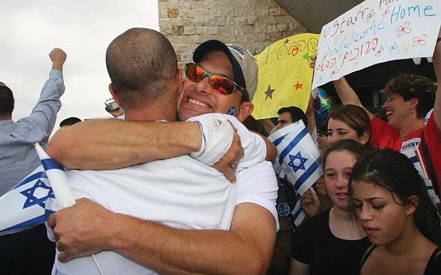 English-speaking immigrants celebrate their arrival in Israel (photo credit: courtesy) English-speaking immigrants celebrate their arrival in Israel (photo credit: courtesy)