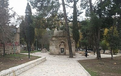A tomb at the Muslim cemetery on Agron street (photo credit: CC-BY-SA 66AVI/Wikimedia Commons)