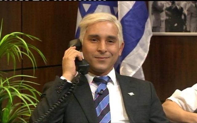 Mariano Idelman playing Prime Minister Benjamin Netanyahu (Facebook image)