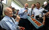 The president and the tomato (photo credit: Mark Neyman/GPO)