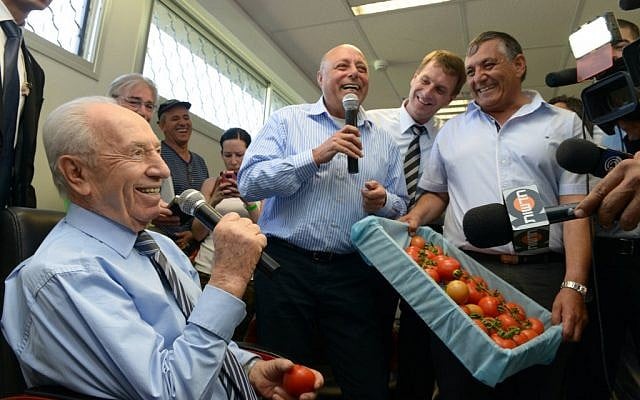 The president and the tomato (photo credit: Mark Neyman/GPO)