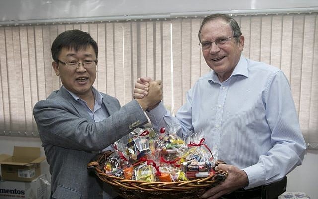 (L to R) D.S. Choi, CEO of Samsung Israel, and Uri Slonim, chairman of Variety Israel, with one of Samsung's Purim baskets (Photo credit: Eran Lam) (L to R) D.S. Choi, CEO of Samsung Israel, and Uri Slonim, chairman of Variety Israel, with one of Samsung's Purim baskets (Photo credit: Eran Lam)