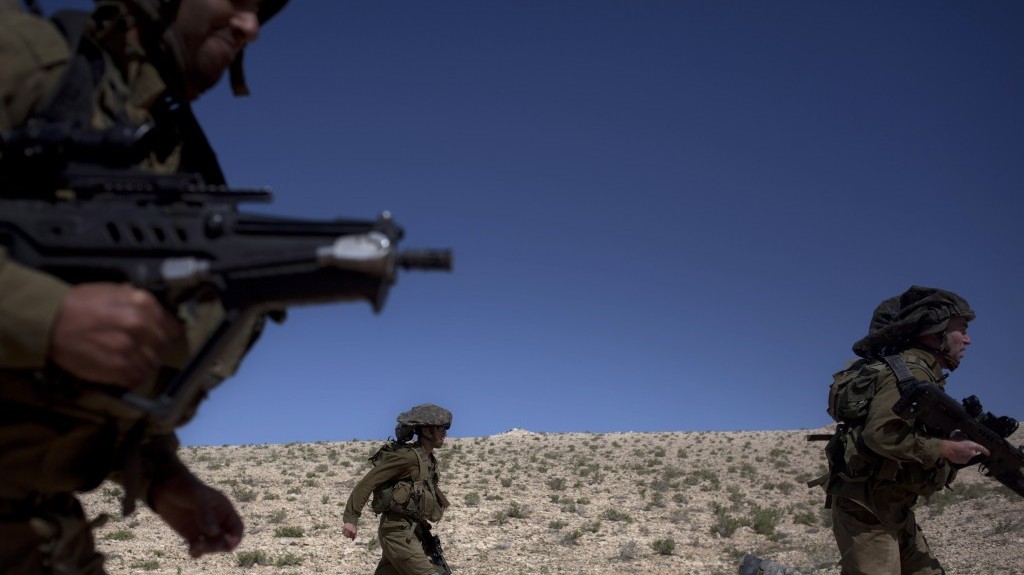 Israeli soldiers run as they participate in a drill near Revivim, southern Israel, Thursday, March 7, 2013 (photo credit: AP/Sebastian Scheiner)