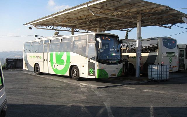 An Afikim bus in the West Bank town of Ariel (photo credit: CC BY-SA, by Ori, Wikimedia Commons)