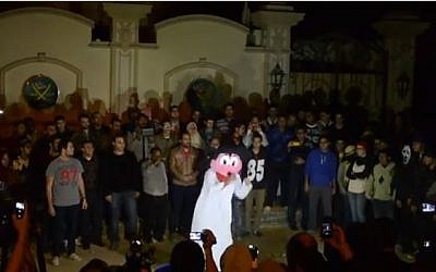 Doing the Harlem Shake outside the headquarters of the Muslim Brotherhood in Cairo, Egypt. (screencapture: Youtube/Alndal Alsakhr)