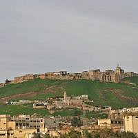 Apamea overlooks the FSA-controlled town of Qalaat al-Madik. Pro-Assad forces holding the castle have fired on civilians below. (photo: Eliyahu Kamisher)