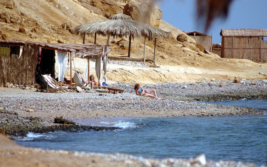 File: Israelis vacation at a Sinai beach resort in 2006. (Yossi Zamir/Flash90)