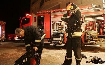 Illustrative photo of Israeli firefighters. (Kobi Gideon/Flash90)