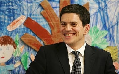 Britain's then-foreign secretary David Miliband visits the Max Rayne school for bilingual education in Jerusalem,  in November 2008. (photo credit: Kobi Gideon / FLASH90.)