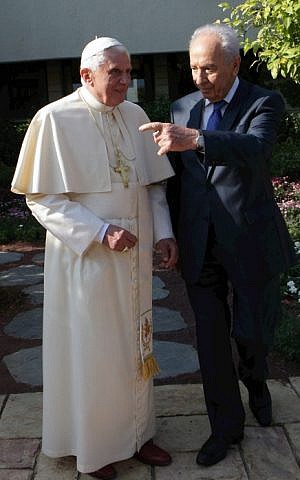 Pope Benedict XVI with President Shimon Peres in Jerusalem, July 2009. (photo credit:Alex Kolomoisky/POOL/FLASH90 Pope Benedict XVI with President Shimon Peres in Jerusalem, July 2009. (photo credit:Alex Kolomoisky/POOL/FLASH90