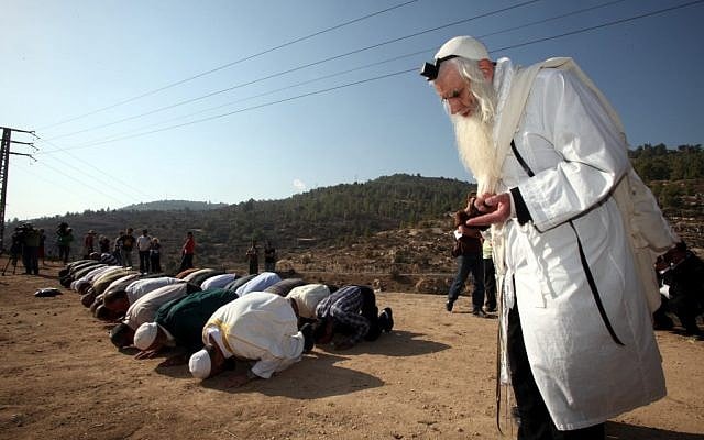 Rabbi Menachem Froman taking part in a prayer for rain with Muslims in 2011. (photo credit: Yossi Zamir/Flash90) Rabbi Menachem Froman taking part in a prayer for rain with Muslims in 2011. (photo credit: Yossi Zamir/Flash90)