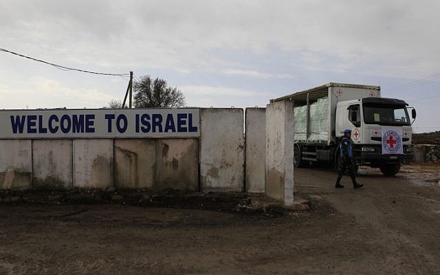 UN soldiers watch as an International Committee of the Red Cross truck loaded with apples enters Syria through the Quneitra crossing from Israel in February 2011. (Tsafrir Abayov/Flash90) UN soldiers watch as an International Committee of the Red Cross truck loaded with apples enters Syria through the Quneitra crossing from Israel in February 2011. (Tsafrir Abayov/Flash90)