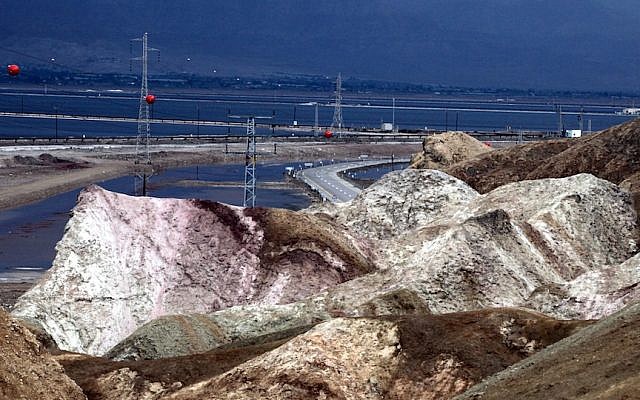 A mountain of potash at the Dead Sea Works (Photo credit: Yossi Zamir/Flash90)