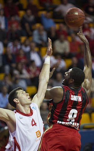 Craig Smith battles for the basket (photo credit: Yonatan Sindel/Flash 90)