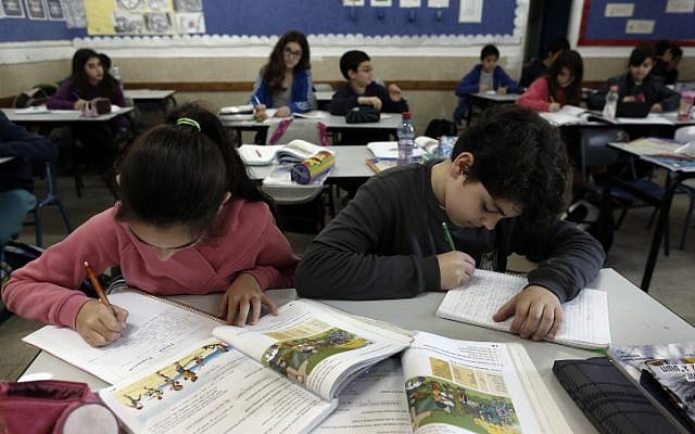 Israeli students at Beit Ezekiel elementary school (Tsafrir Abayov/Flash90)