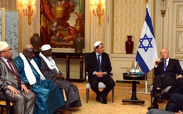 Israeli President Shimon Peres meets in Paris with Muslim Imams on Sunday. (photo credit: Moshe Milner/ GPO/Flash90) Israeli President Shimon Peres meets in Paris with Muslim Imams on Sunday. (photo credit: Moshe Milner/ GPO/Flash90)