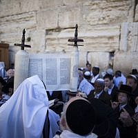 The priestly blessing is held at the Jewish holiday of Passover which commemorates the Israelites' hasty departure from Egypt. Hundreds of priests took part in the event held on March 28, 2013. (photo credit: Yonatan Sindel/Flash90)