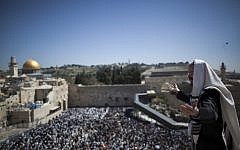 Jewish worshipers cover themselves with prayer shawls at the Western Wall in Jerusalem's Old City, March 28, 2013 (photo credit: Yonatan Sindel/Flash90)