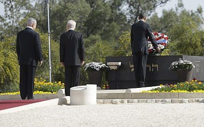 Former US president Barack Obama, right, with then Israeli president Shimon Peres and Prime Minister Benjamin Netanyahu, at the grave of Theodor Herzl during Obama's visit to Mt. Herzl in Jerusalem, Friday, March 22, 2013. (AP Photo/Pablo Martinez Monsivais)