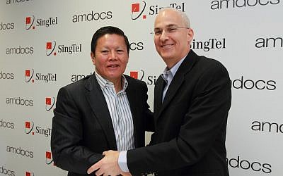 Allen Lew of SingTel (L) and Eli Gelman of Amdocs announcing SingTel LiveLabs @ Israel, March 3, 2013 (Photo credit: Courtesy)