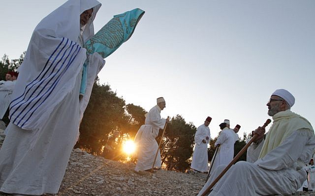 An illustrative photo of Samaritans praying on Mount Gerizim, where Leiba hopes to establish a joint Israeli-Palestinian clinic (photo credit: Dror Garti/Flash 90) 