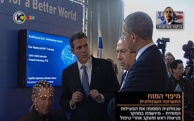 Explaining Brain Network Technology to the president (photo credit: screen capture Channel 10)