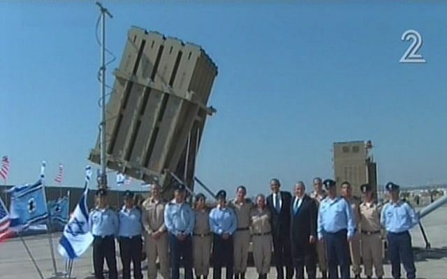US President Barack Obama and Prime Minister Benjamin Netanyahu pose for pictures with Iron Dome operators on Wednesday, March 20 (image capture Channel 2)