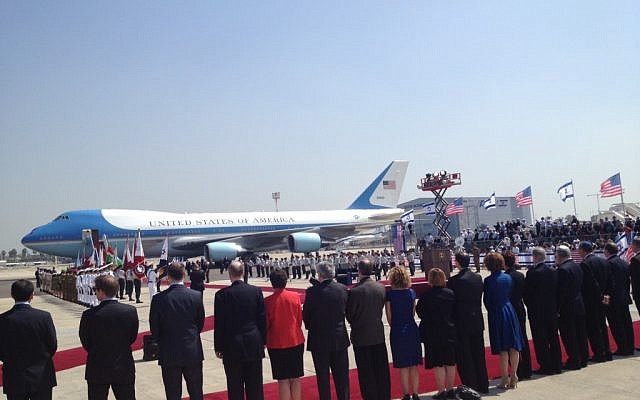 The airport receiving line (Matti Friedman)