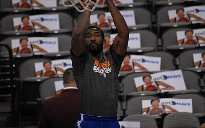 Amar'e Stoudemire takes a practice shot. (photo credit: CC BY-scott mecum, Flickr)