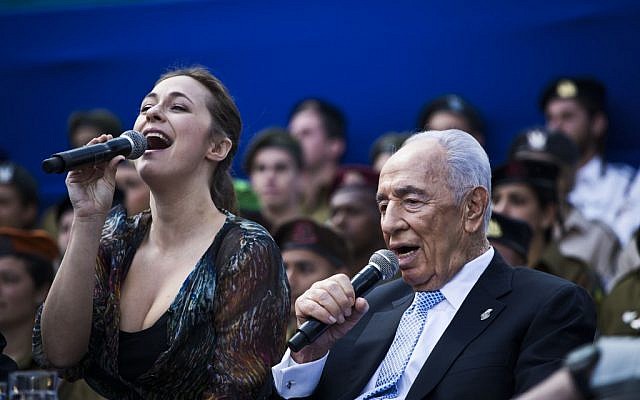 Shimon Peres singing with Keren Peles at the President's Residence Tuesday. (photo credit: AP/Llia Yefimovich, Pool) Shimon Peres singing with Keren Peles at the President's Residence Tuesday. (photo credit: AP/Llia Yefimovich, Pool)