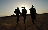 Illustrative: Female soldiers train in the Negev desert. (Gili Yaari / Flash90)