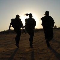 Illustrative: Female soldiers train in the Negev desert. (Gili Yaari / Flash90)