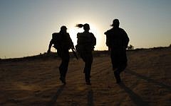Illustrative: Female soldiers train in the Negev desert. (Gili Yaari / Flash90)