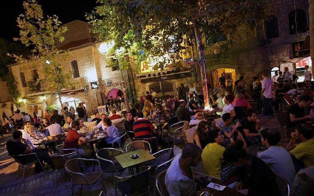 Taking it easy at a cafe in downtown Jerusalem (photo credit Kobi Gideon/Flash90)