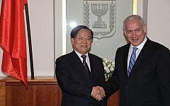 Prime Minister Benjamin Netanyahu (R) with Chinese culture minister Cai Wu in Jerusalem, June 22, 2011. (photo credit: Amos Ben Gershom/GPO/Flash90)