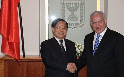 Prime Minister Benjamin Netanyahu (R) with Chinese culture minister Cai Wu in Jerusalem, June 22, 2011. (photo credit: Amos Ben Gershom/GPO/Flash90)