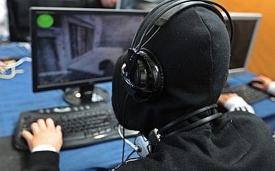 Teen watches content online (Photo credit: Dror Garti/Flash 90)