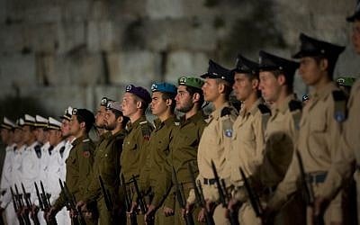 Soldiers stand at attention during a memorial service for Israel's fallen at Jerusalem's Western Wall, Sunday, April 14, 2013 (photo credit: Yonatan Sindel/Flash90)