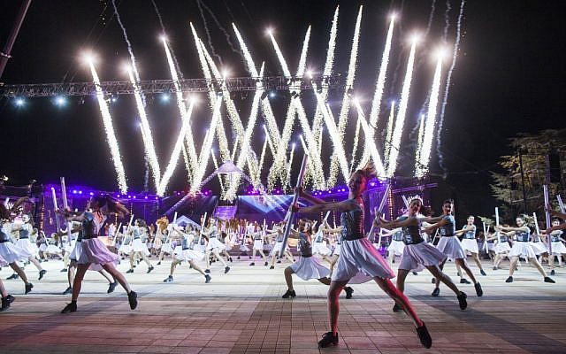 Perfomers on Mount Herzl Monday night. (photo credit: Yonatan Sindel/Flash90)