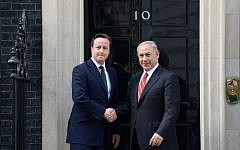 Prime Minister Benjamin Netanyahu meets with British Prime Minister David Cameron in London on April 17, 2013. (Amos Ben Gershom/GPO/Flash90)