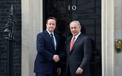 Prime Minister Benjamin Netanyahu meets with British Prime Minister David Cameron in London on April 17, 2013. (Amos Ben Gershom/GPO/Flash90)