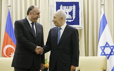 Azerbaijani Foreign Minister Elmar Mammadyarov (L) meets with former President Shimon Peres, at Peres' residence in Jerusalem, on April 22, 2013. (photo credit: Miriam Alster/Flash90)