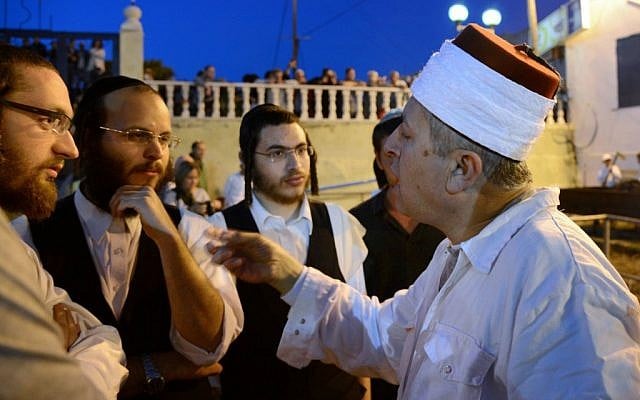 A Samaritan priest explains ritual to Ultra-Orthodox Jews, April 23 (photo credit: Yossi Zeliger/Flash90) A Samaritan priest explains ritual to Ultra-Orthodox Jews, April 23 (photo credit: Yossi Zeliger/Flash90)