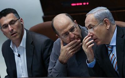Benjamin Netanyahu (right) talks with Moshe Ya'alon (center). (Photo credit: Yonatan Sindel/Flash90)