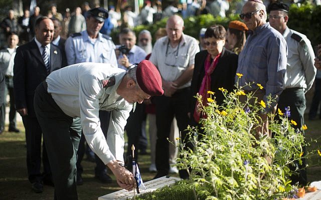 IDF Chief of Staff Benny Gantz putting an Israeli flag on the grave of a soldier at Mount Herzl, April 10, 2013. (photo credit: Yonatan Sindel/Flash90) IDF Chief of Staff Benny Gantz putting an Israeli flag on the grave of a soldier at Mount Herzl, April 10, 2013. (photo credit: Yonatan Sindel/Flash90)