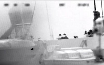 IDF commandos board the Mavi Marmara, 2010 (photo credit: Youtube screen capture)
