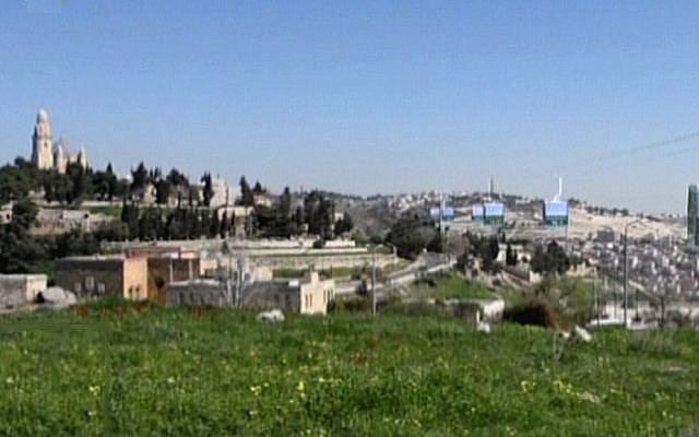 A mock-up of the project shows cable cars running over the Hinnom Valley to the Old City (photo credit: Channel 10) A mock-up of the project shows cable cars running over the Hinnom Valley to the Old City (photo credit: Channel 10)