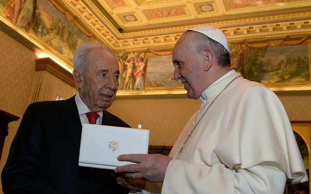 President Shimon Peres meeting with Pope Francis at the Vatican on April 30, 2013. (photo credit: Kobi Gideon/GPO/Flash90) President Shimon Peres meeting with Pope Francis at the Vatican on April 30, 2013. (photo credit: Kobi Gideon/GPO/Flash90)