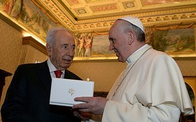 President Shimon Peres meeting with Pope Francis I at the Vatican in Rome, Italy on April 30, 2013. (photo credit: Kobi Gideon/GPO/Flash90)